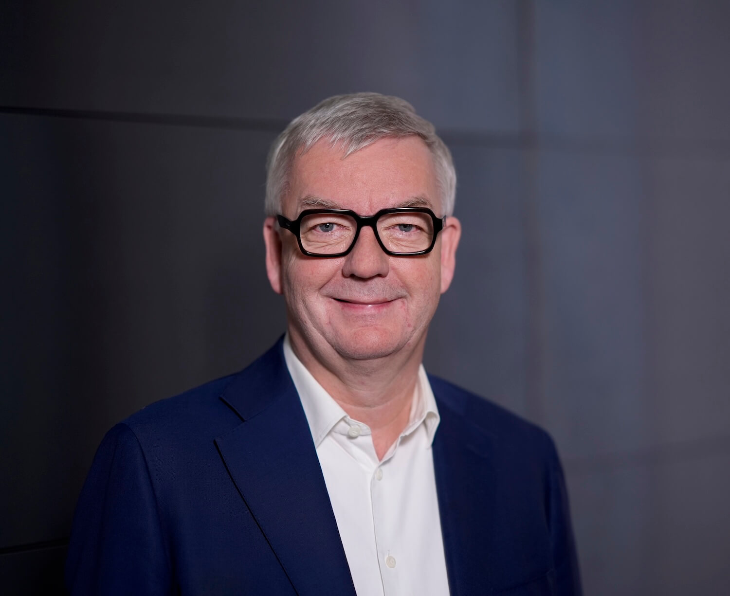 Porträt Bild von Andreas Brandt, Geschäftsführer, auf grauem Hintergrund